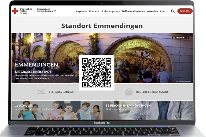 Laptop mit der Karriereseite des DRK Kreisverbands Emmendingen und ihrem Standortprofil samt QR-Code